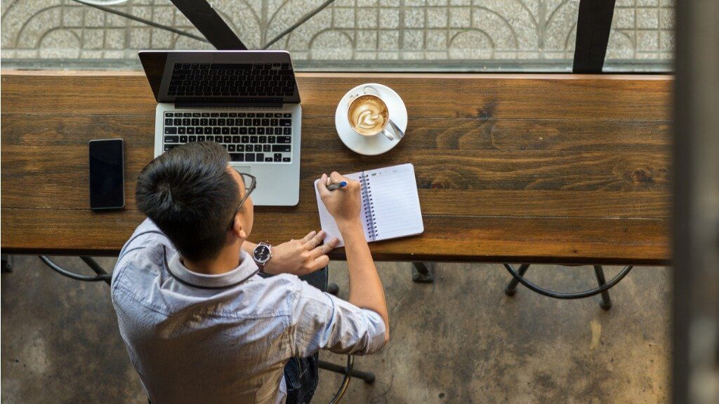 freelancer laptop worker