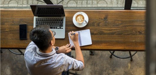 freelancer laptop worker